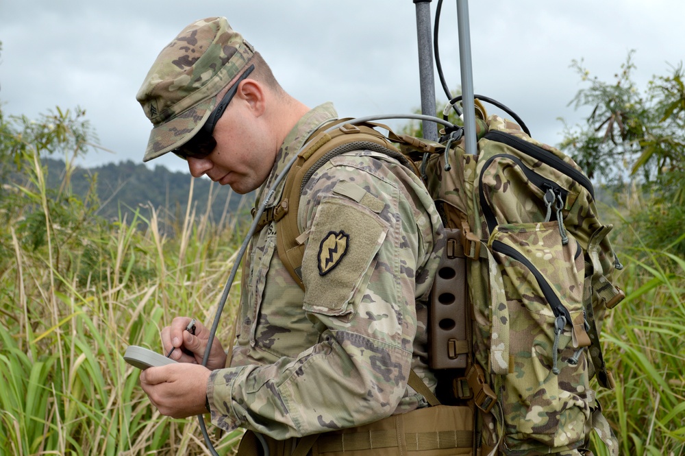 Electronic warfare Soldiers train with radio direction finding system