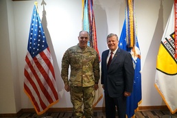 Gen. Perna visits Exchange headquarters