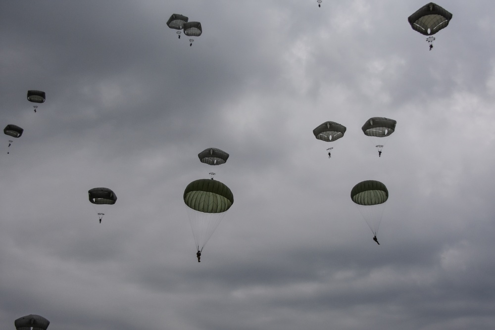 Polish, Italian and American Paratroopers