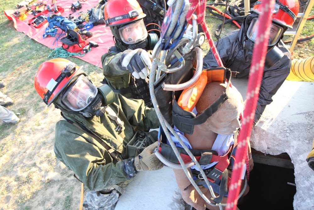 U.S. Army Reserve Engineers Search and Extraction at guardian Response 18