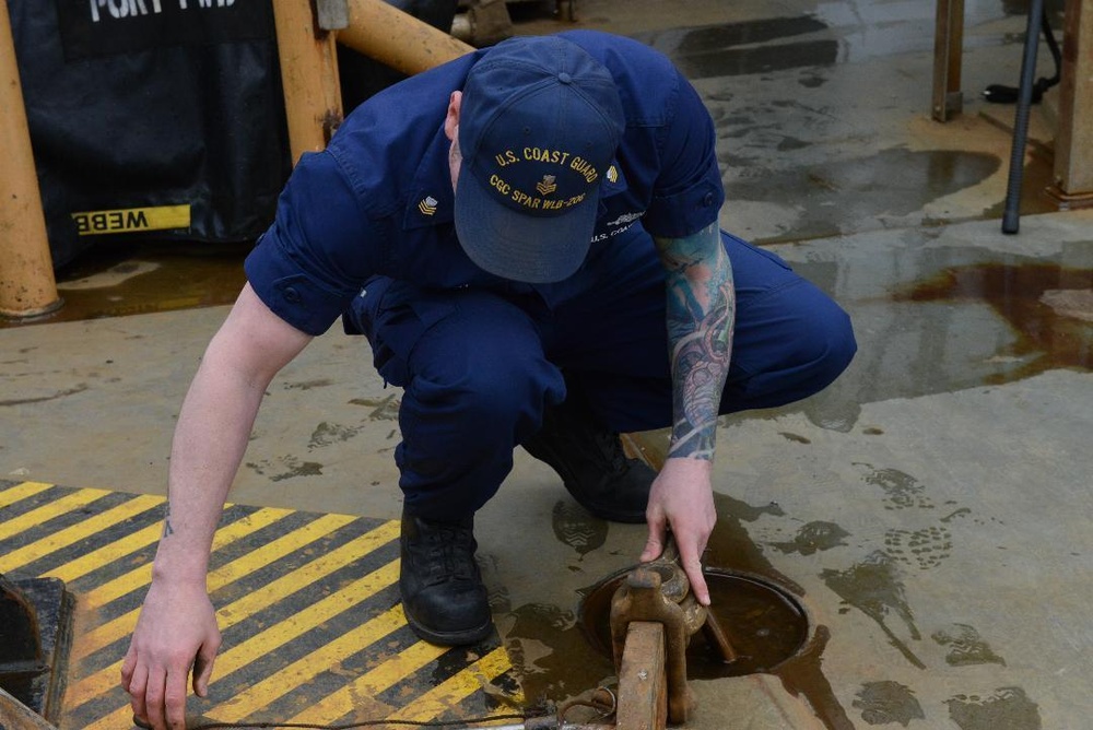 Petty Officer 1st Class Kevin Spratt gives demonstration, hammer hook invention