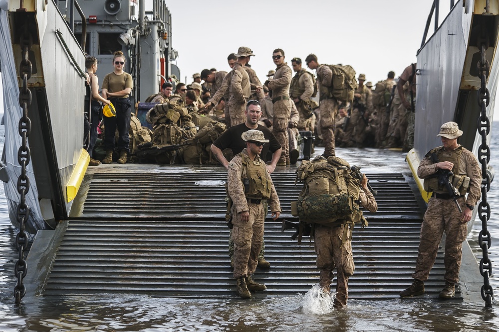 ARG-MEU Conducts Shore-to-ship Operations in U.S. 5th Fleet Area of Operations