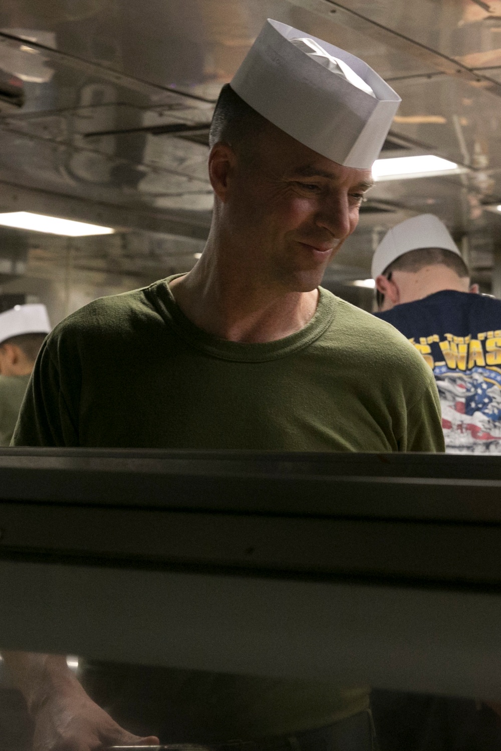 31st MEU’s Sgt. Maj., CO, and Chaplains serve dinner to Marines and Sailors