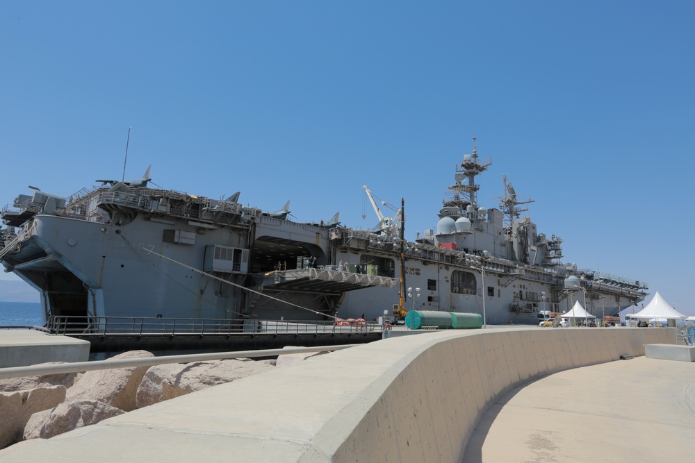 USS Iwo Jima arrives to Eager Lion 18
