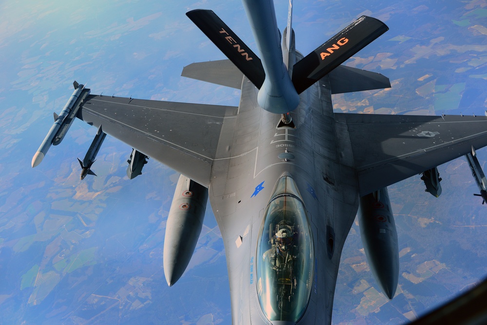 F-16 Fighting Falcon mid-air refueling