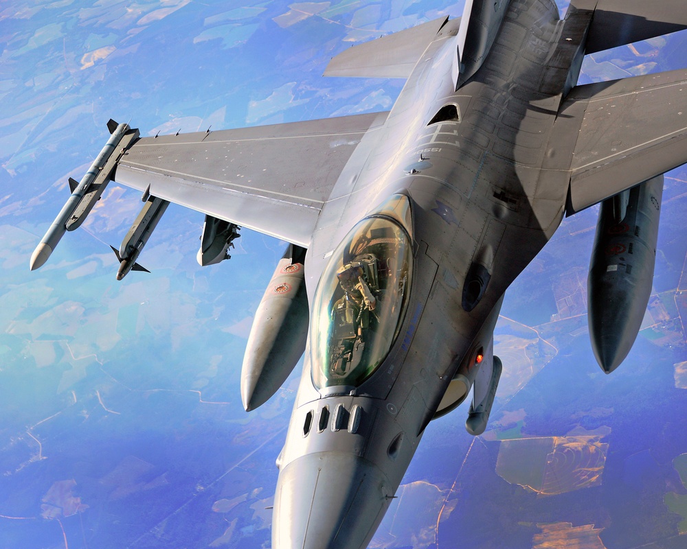 F-16 Fighting Falcon mid-air refueling