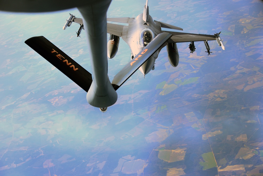 F-16 Fighting Falcon mid-air refueling