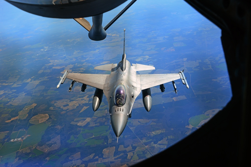 F-16 Fighting Falcon mid-air refueling