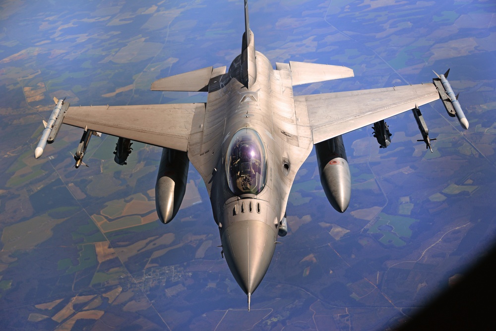 F-16 Fighting Falcon mid-air refueling