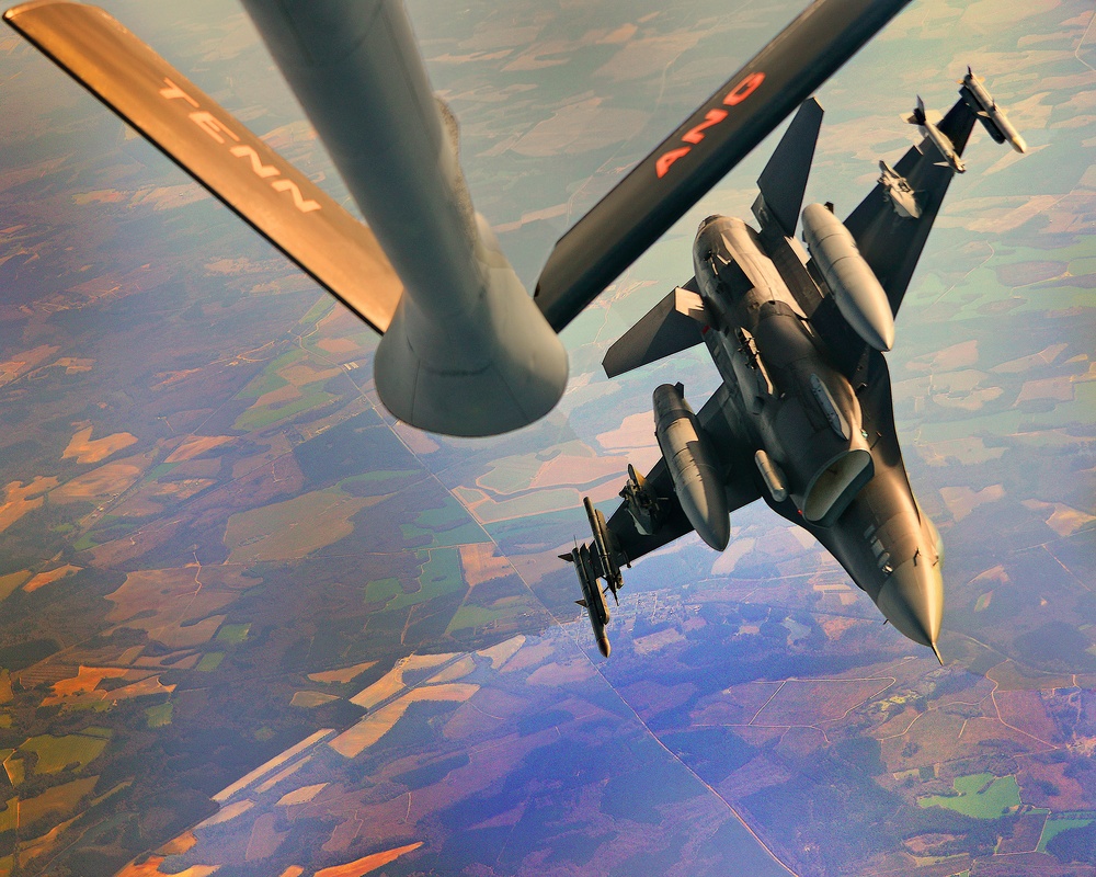 F-16 Fighting Falcon mid-air refueling