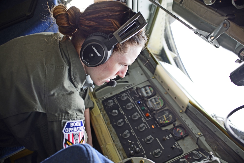 F-16 Fighting Falcon mid-air refueling