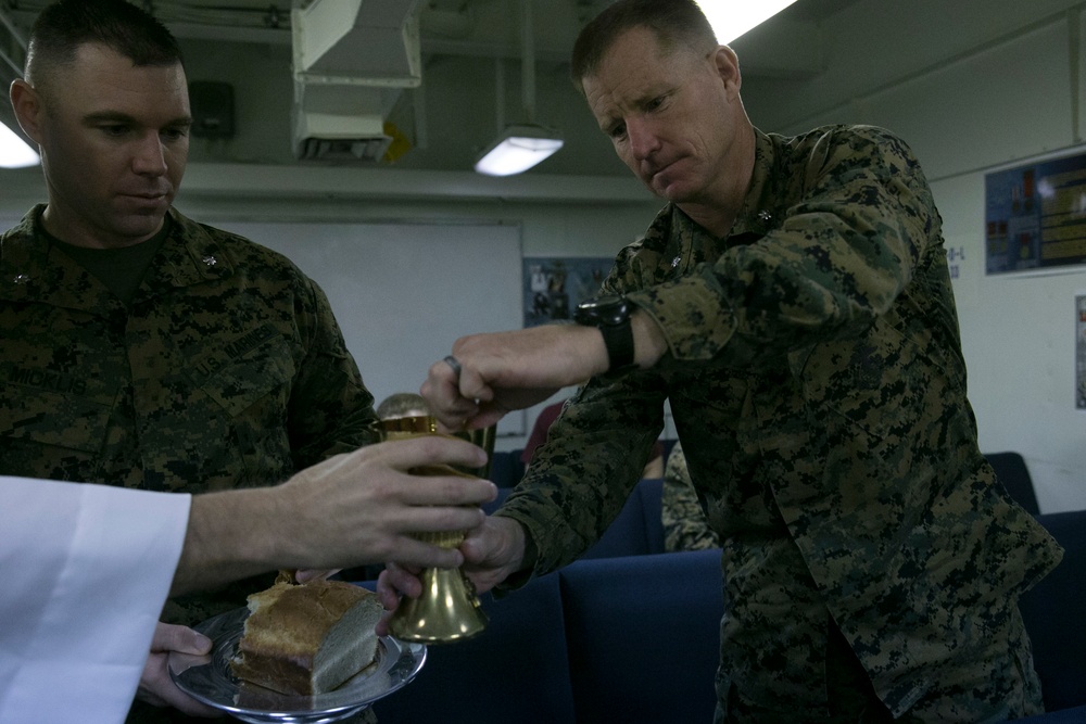 31st MEU Chaplain holds Protestant church service for Marines and Sailors