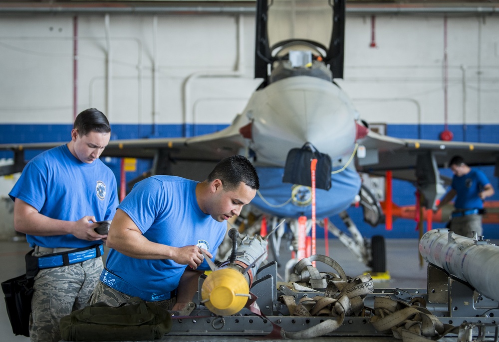 F-16 Loadcrew