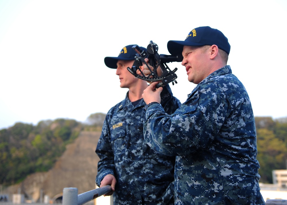 Junior Officers conduct seamanship training on USS Blue Ridge.