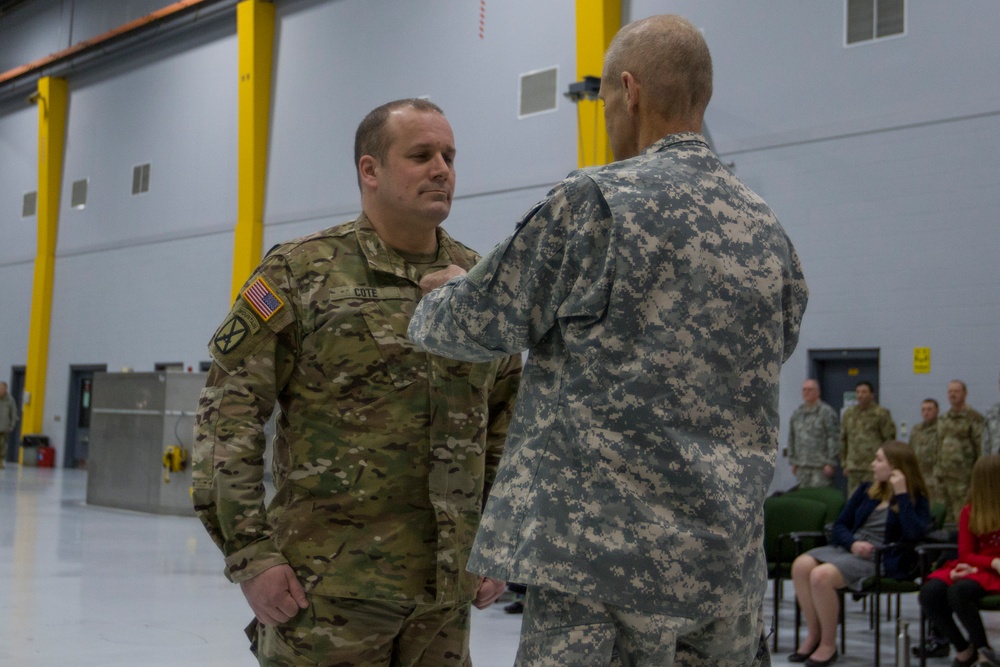 General Presents Outgoing Commander with an Award