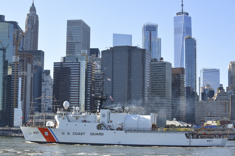 Coast Guard Cutter Escanaba transits East River