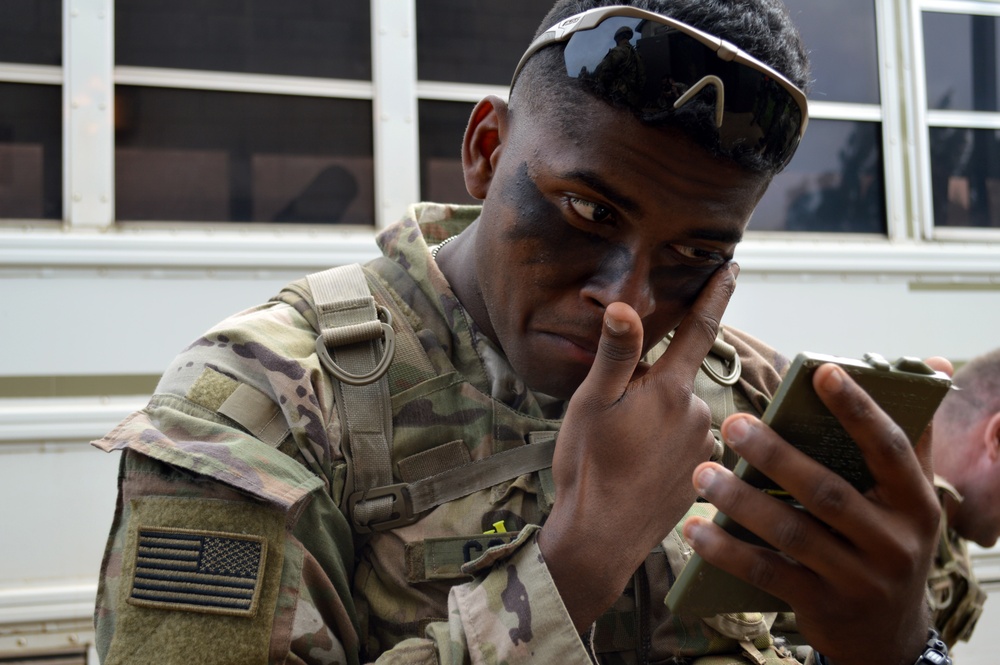 Tropic Lightning Division infantrymen conduct squad live fire