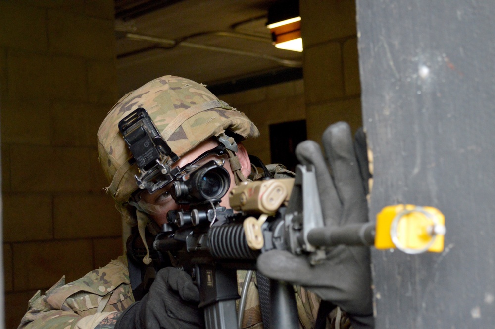 Tropic Lightning Division infantrymen conduct squad live fire