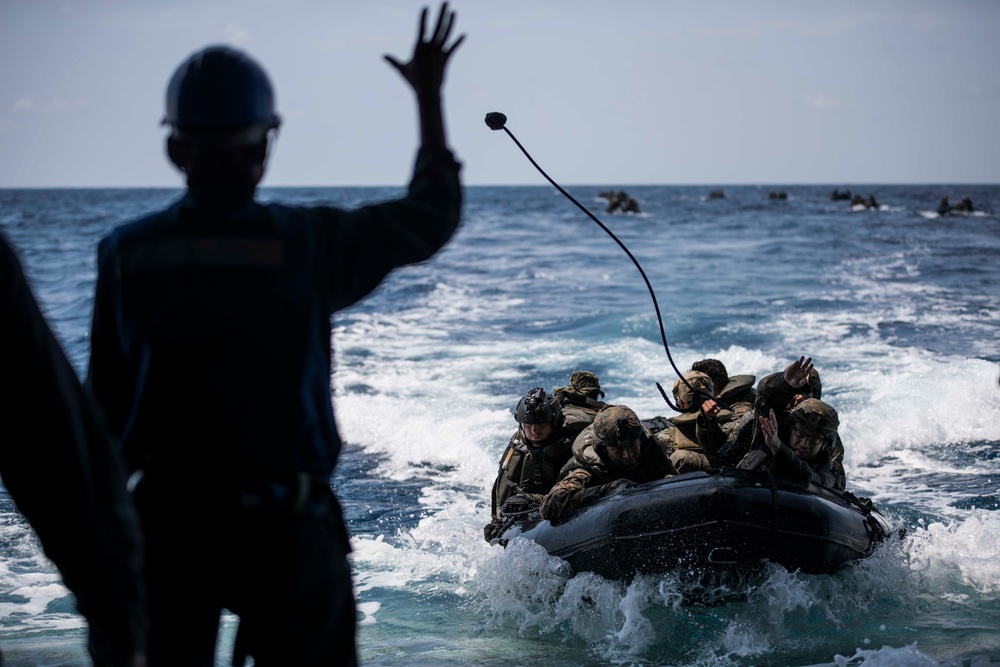 USS Green Bay (LPD 20) CRRC Boat Raid Recovery