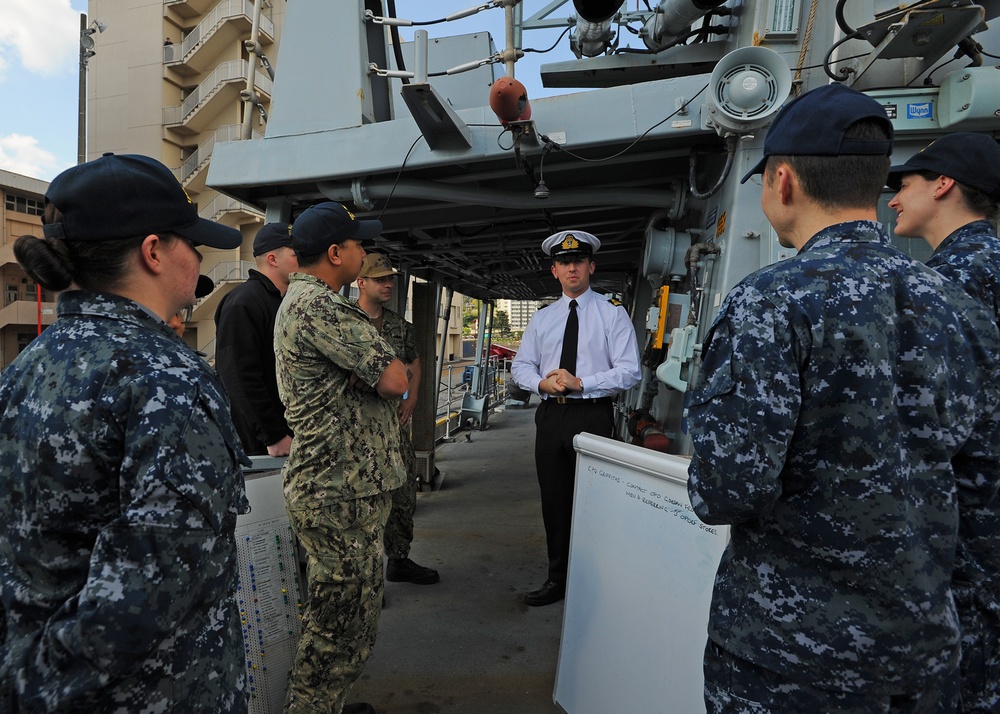 U.S. Navy welcomes British Royal Navy HMS Sutherland as she arrives in Yokosuka, Japan.