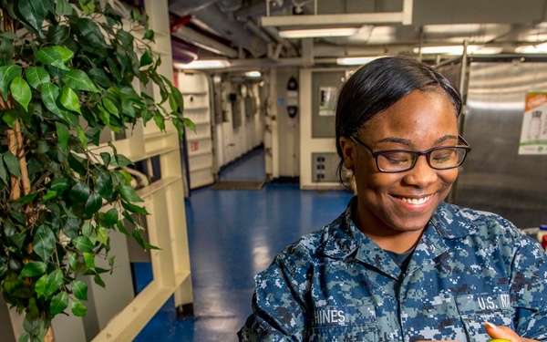 GHWB Sailor stocks apples.