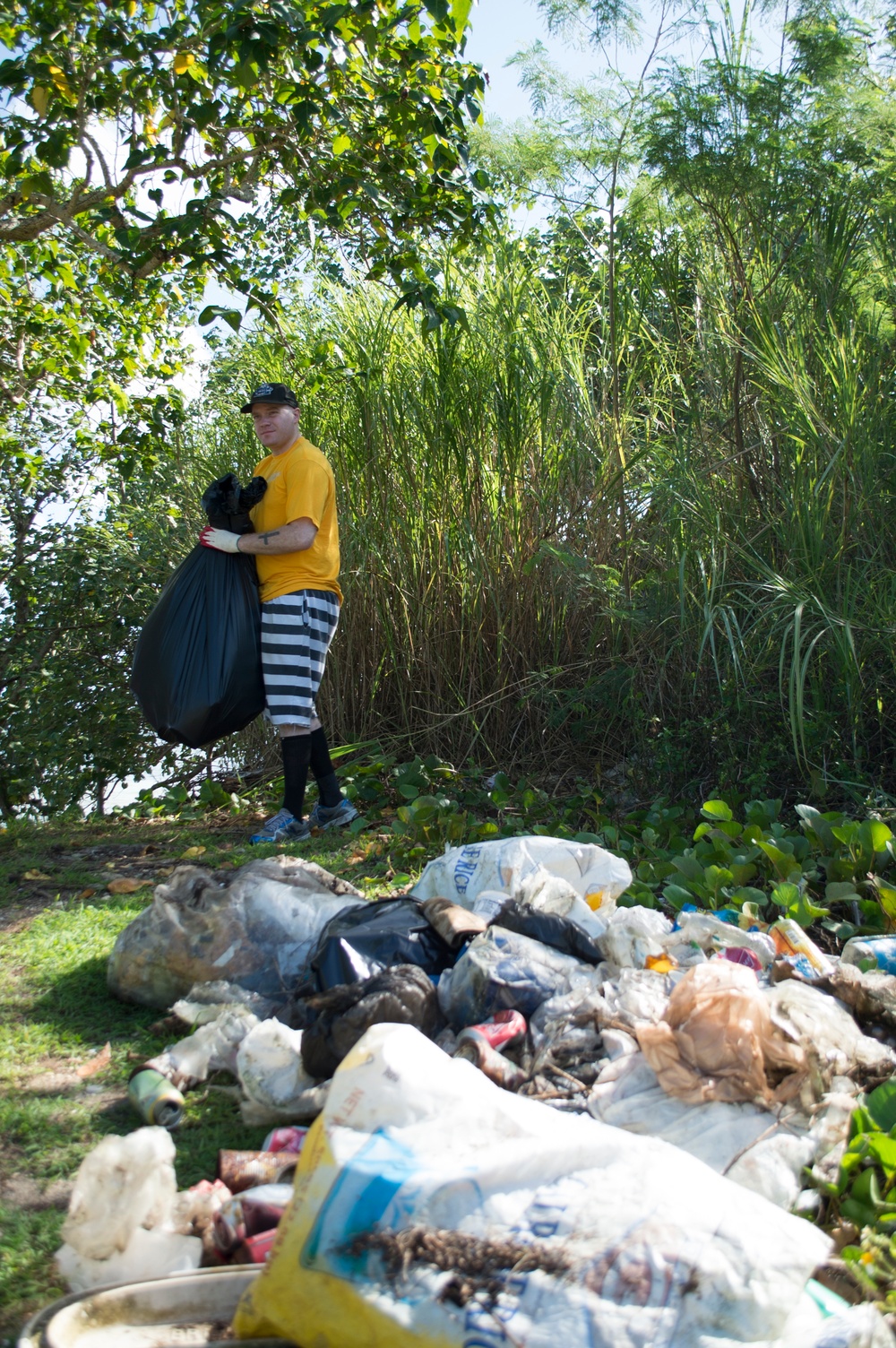 Guam Submariner Picks Up Trash for Earth Day 2018