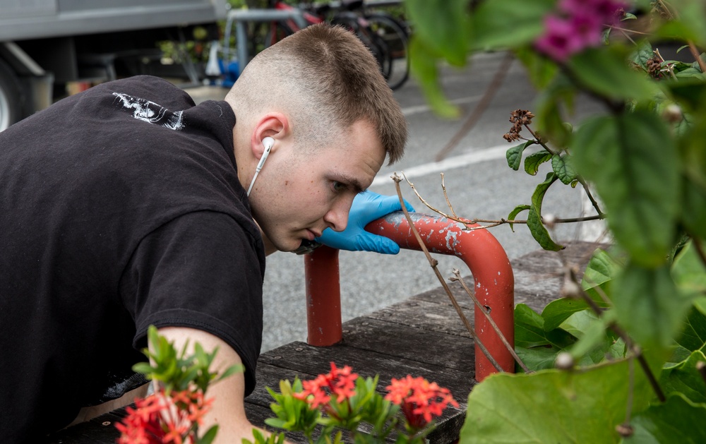 1st MAW Marines keep the island clean