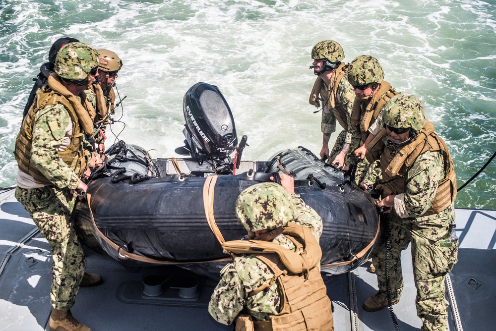 CRG 1 Training and Evaluation Unit provides OPFOR during Mark VI Patrol Boats ULT