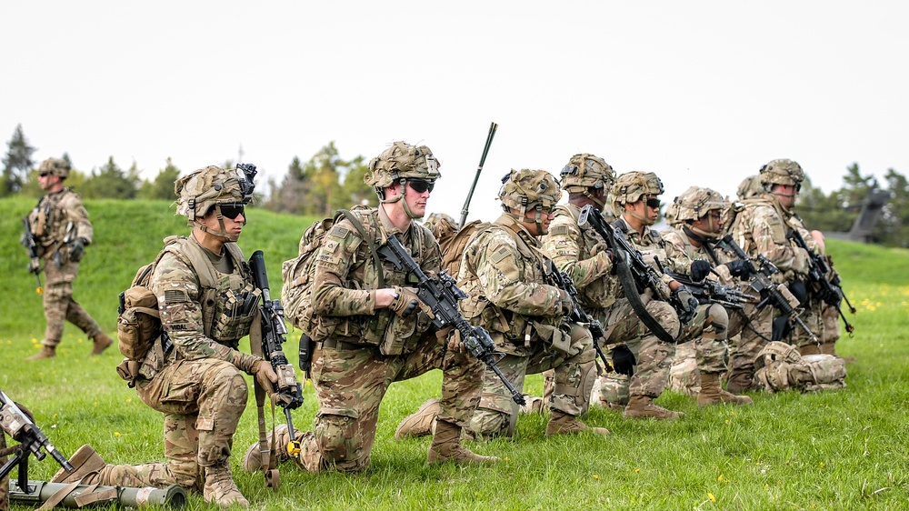 Sky Soldiers Dismount Chinook, Establish Security
