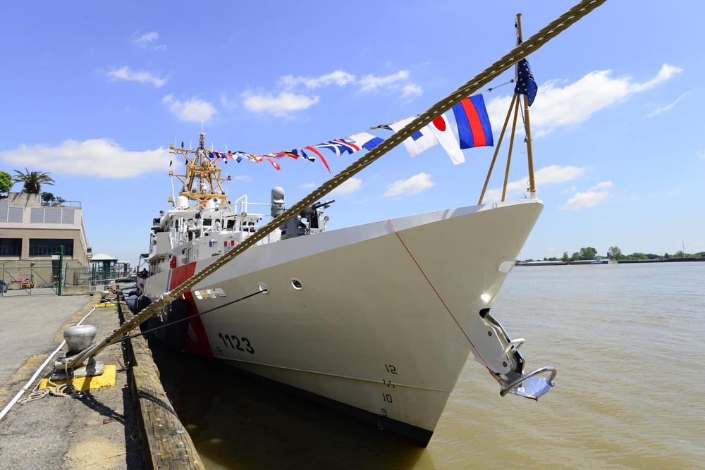Coast Guard Cutter Benjamin Dailey holds tours during New Orleans Navy Week event