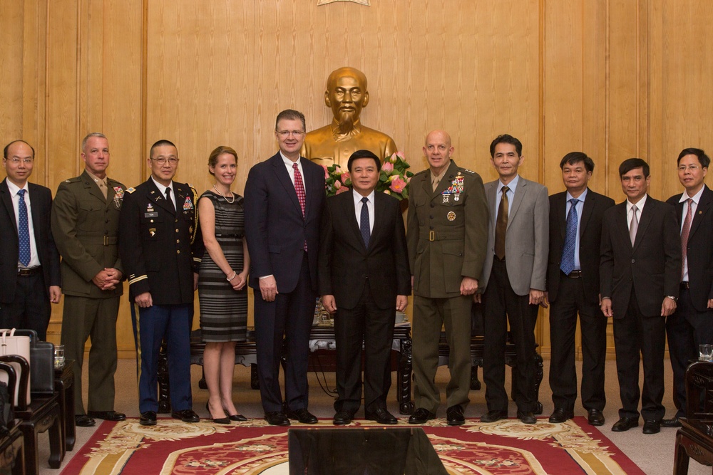 MARFORPAC Commander meets with key leaders in Vietnam