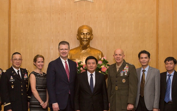 MARFORPAC Commander meets with key leaders in Vietnam