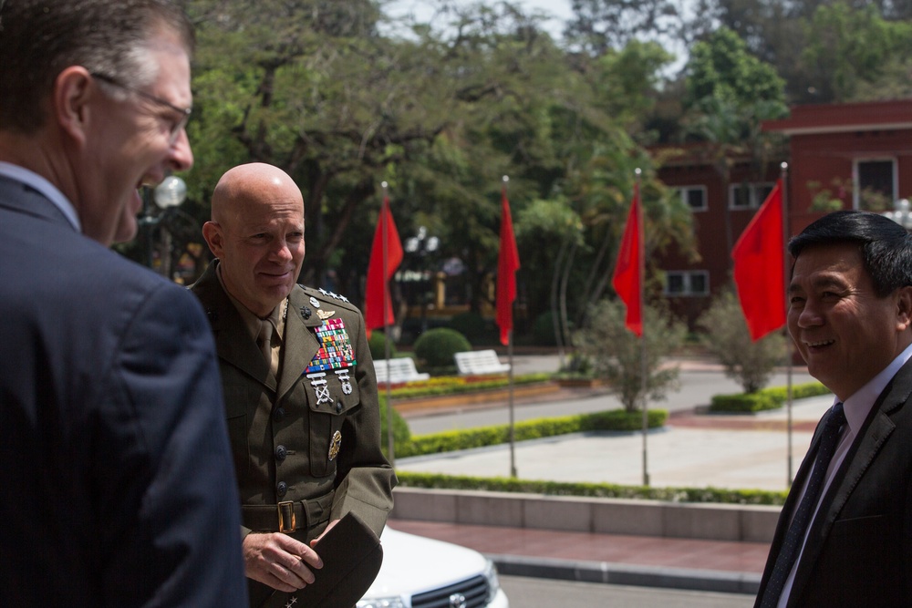 MARFORPAC Commander meets with key leaders in Vietnam