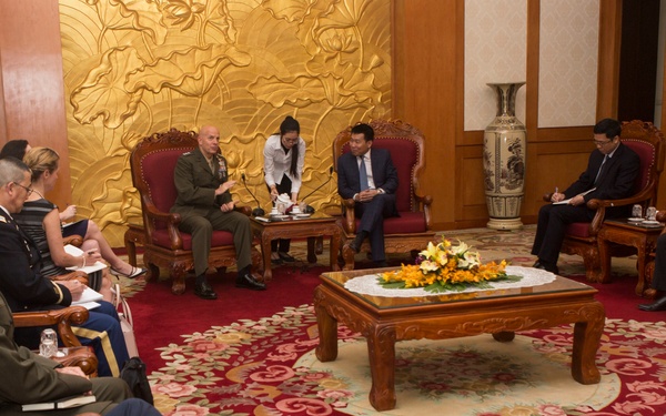 MARFORPAC Commander meets with key leaders in Vietnam