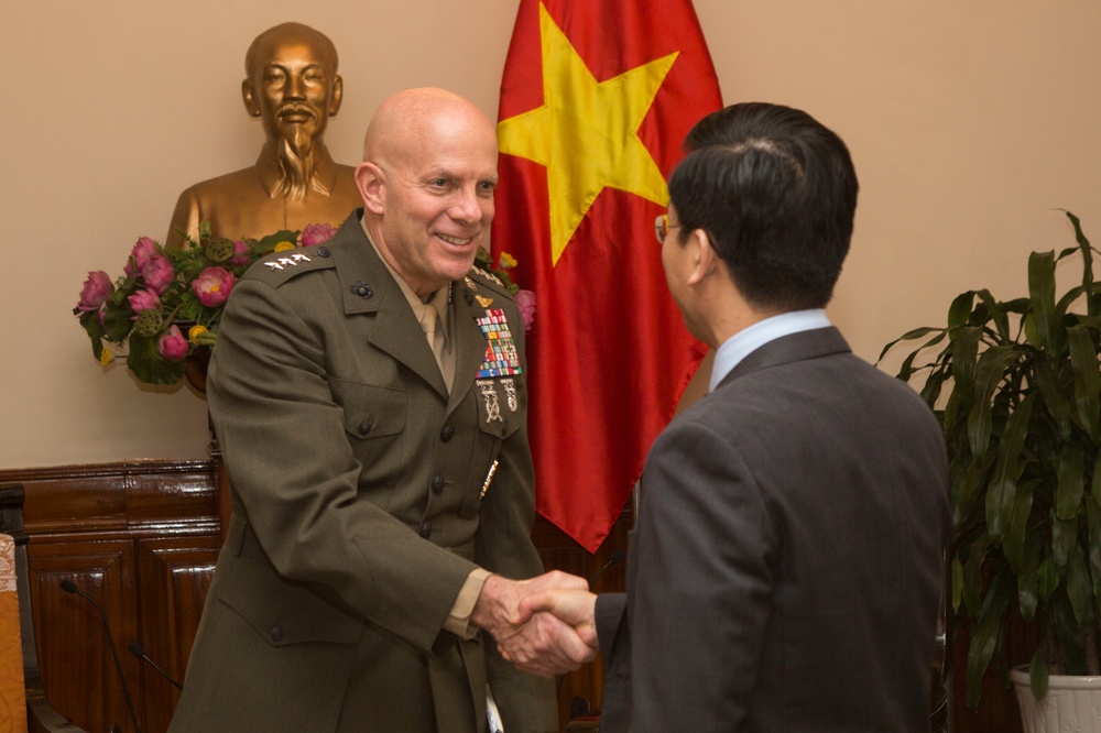 MARFORPAC Commander meets with key leaders in Vietnam