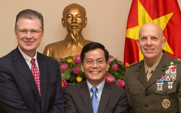 MARFORPAC Commander meets with key leaders in Vietnam