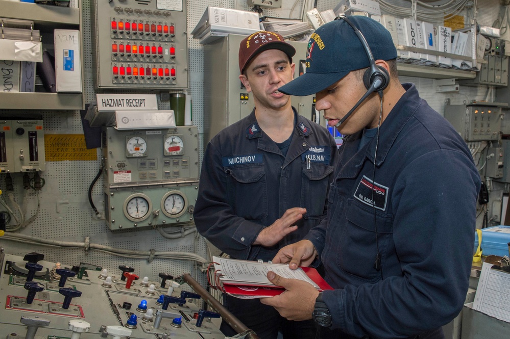 Sailors aboard USS Bonhomme Richard (LHD 6) participate in a simulated engineering casualty