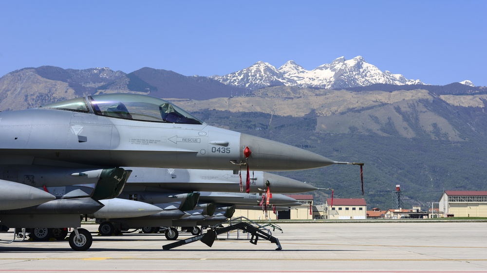 F-16s on flightline