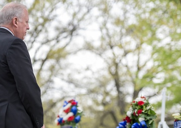 Wreath-Laying Ceremony at the Spirit of the Elbe Marker