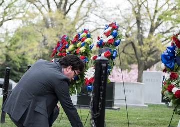 Wreath-Laying Ceremony at the Spirit of the Elbe Marker