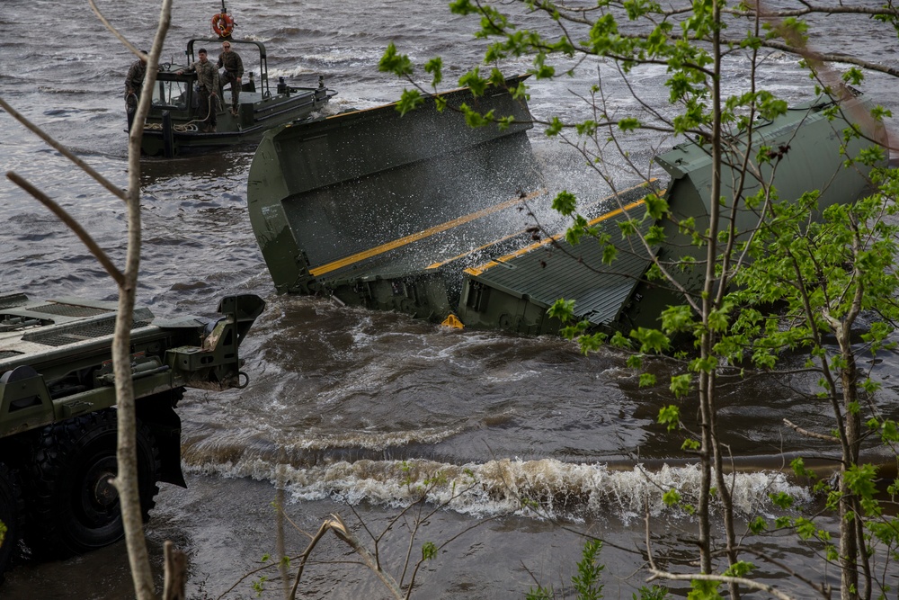 8th ESB conducts bridge building operations