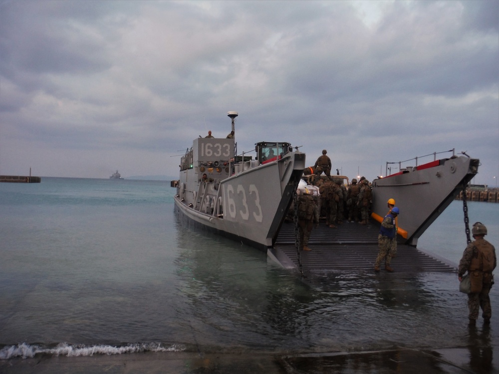 U.S. Marines and Japanese soldiers exchange humanitarian assistance/disaster relief capabilities in Okinawa