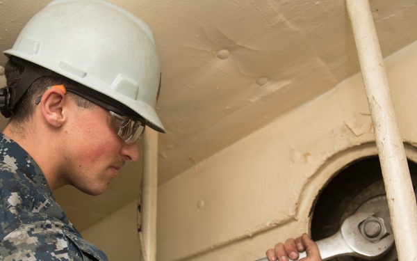 Sailors Work On Nimitz HAB Teams