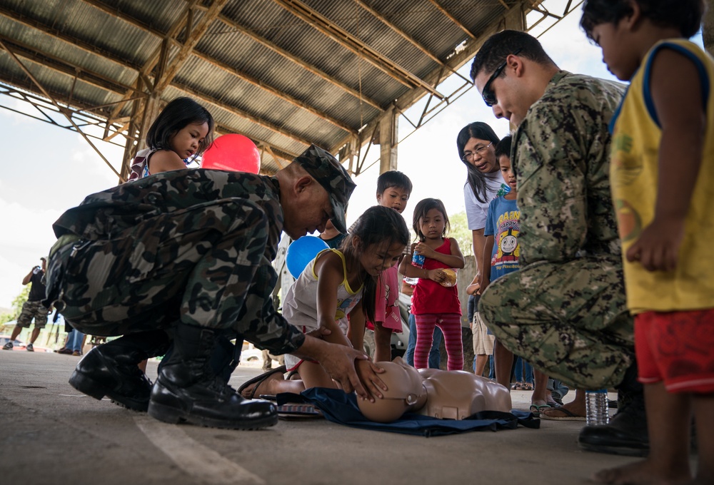 Balikatan 18: AFP, US donate supplies to community, conduct CHE