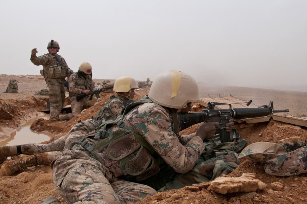 Jordanian, U.S. soldiers man defensive line in Eager Lion 18