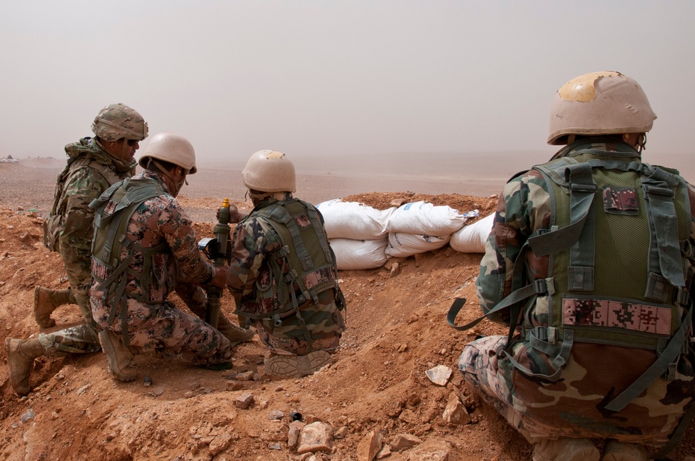 Jordanian, U.S. soldiers fire field mortars in Eager Lion 18