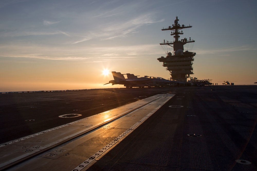 USS Abraham Lincoln (CVN 72 with aircraft on deck