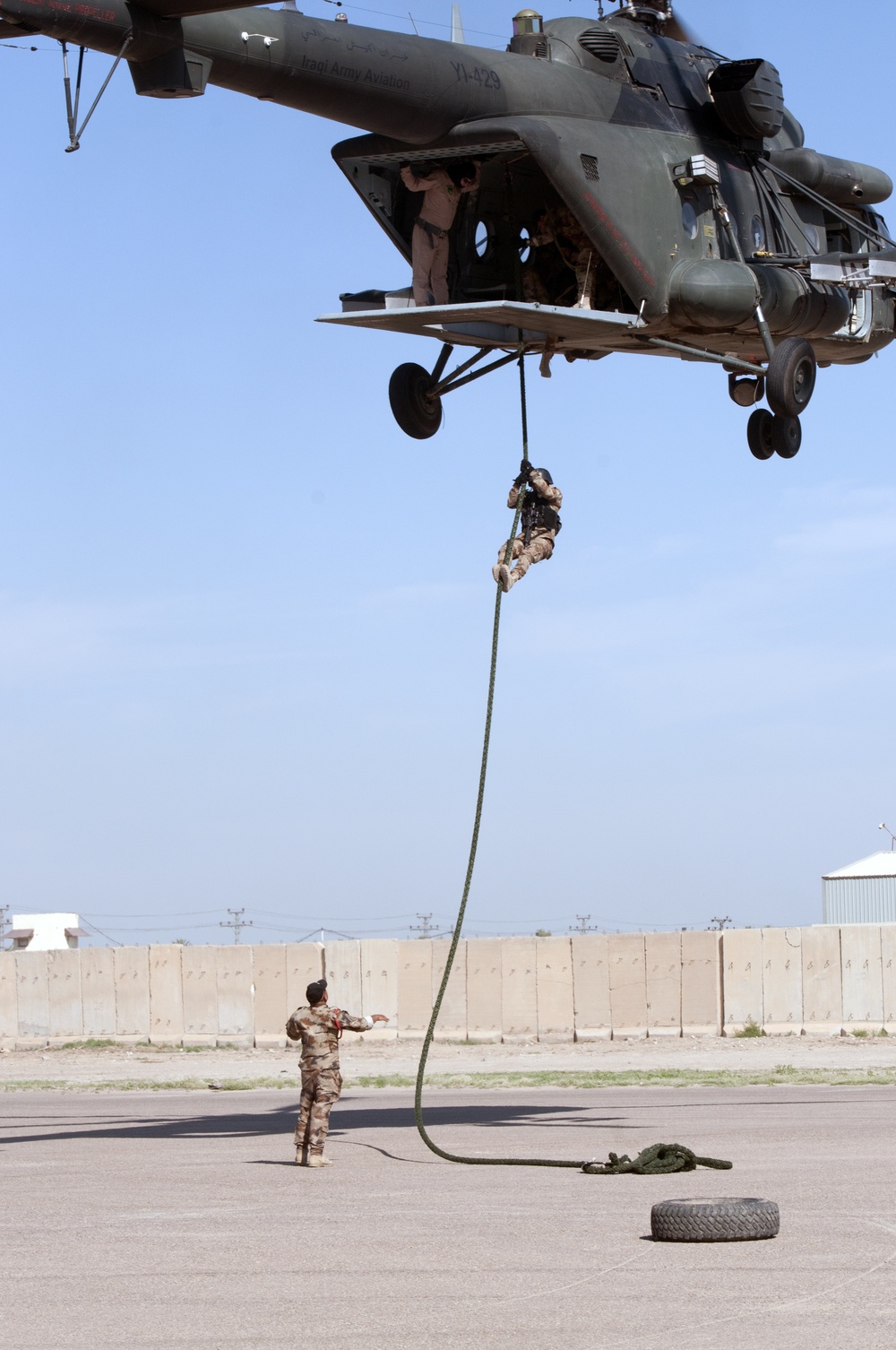 Iraqi counterterror student fast-ropes from helicopter