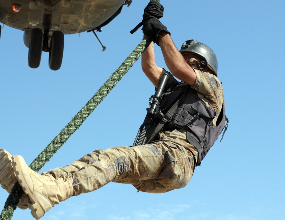 Iraqi student conducts fast-rope training