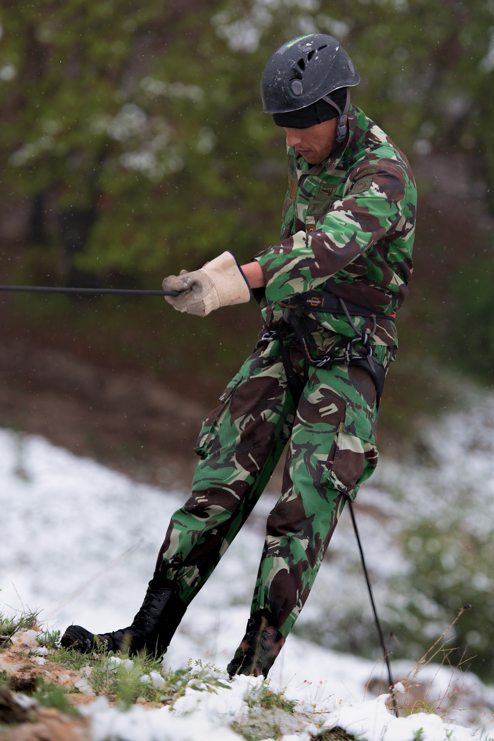 Tajik soldiers practice their mountaineering skills with U.S. partners